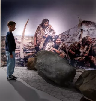 Culturele mobiliteit - Drents Museum - Labyrinthia prehistorische hightech - jongen bekijkt prehistorische figuren